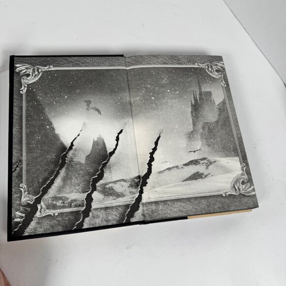 Fourth Wing Rebecca Yarros 1st Ed 2023 Holiday Limited HC Black Sprayed Edges - Picture 15 of 16